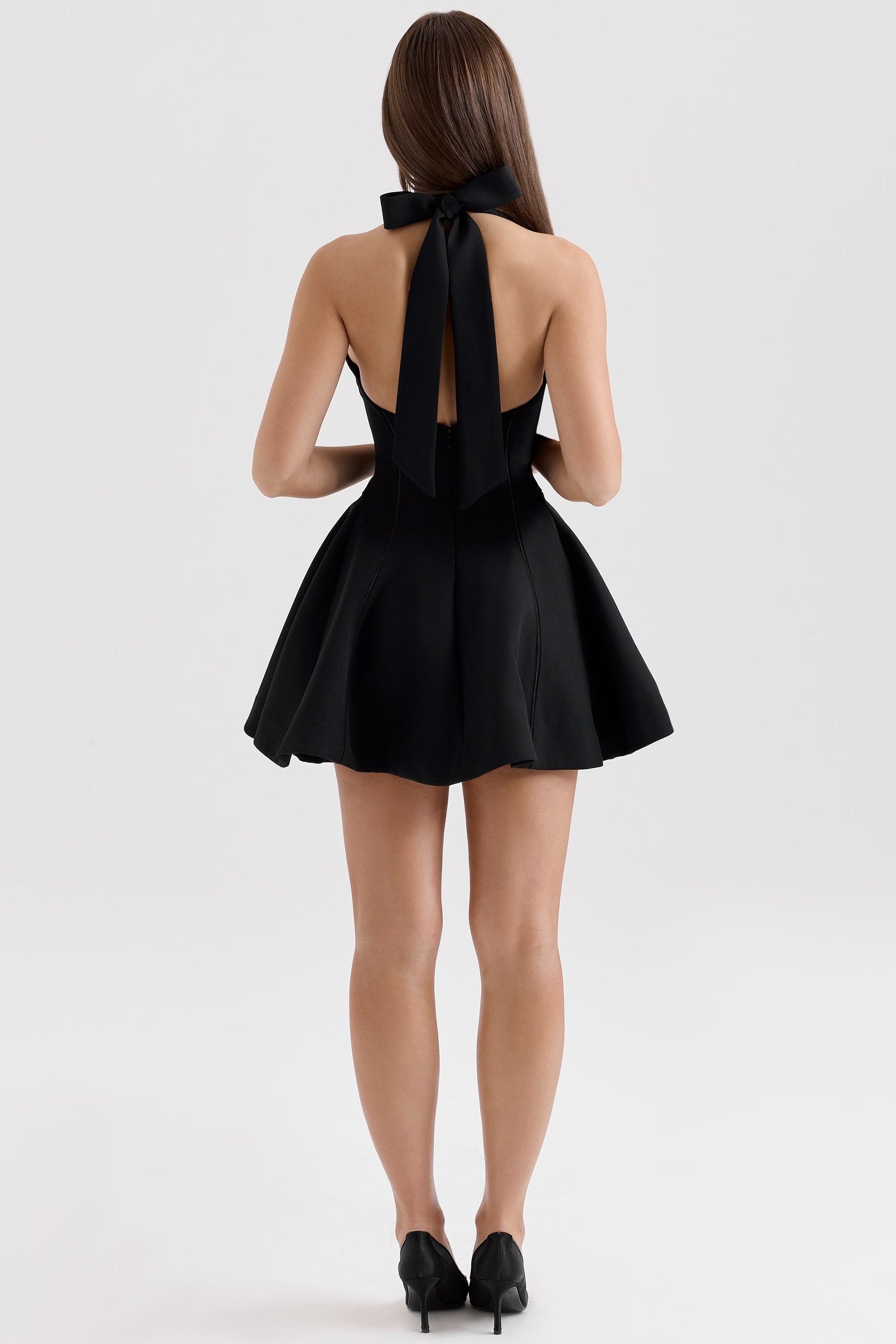 Vestido preto curto estruturado modelo Luma