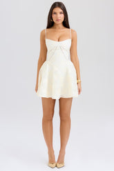 Vestido Creme curto floral modelo Bella
